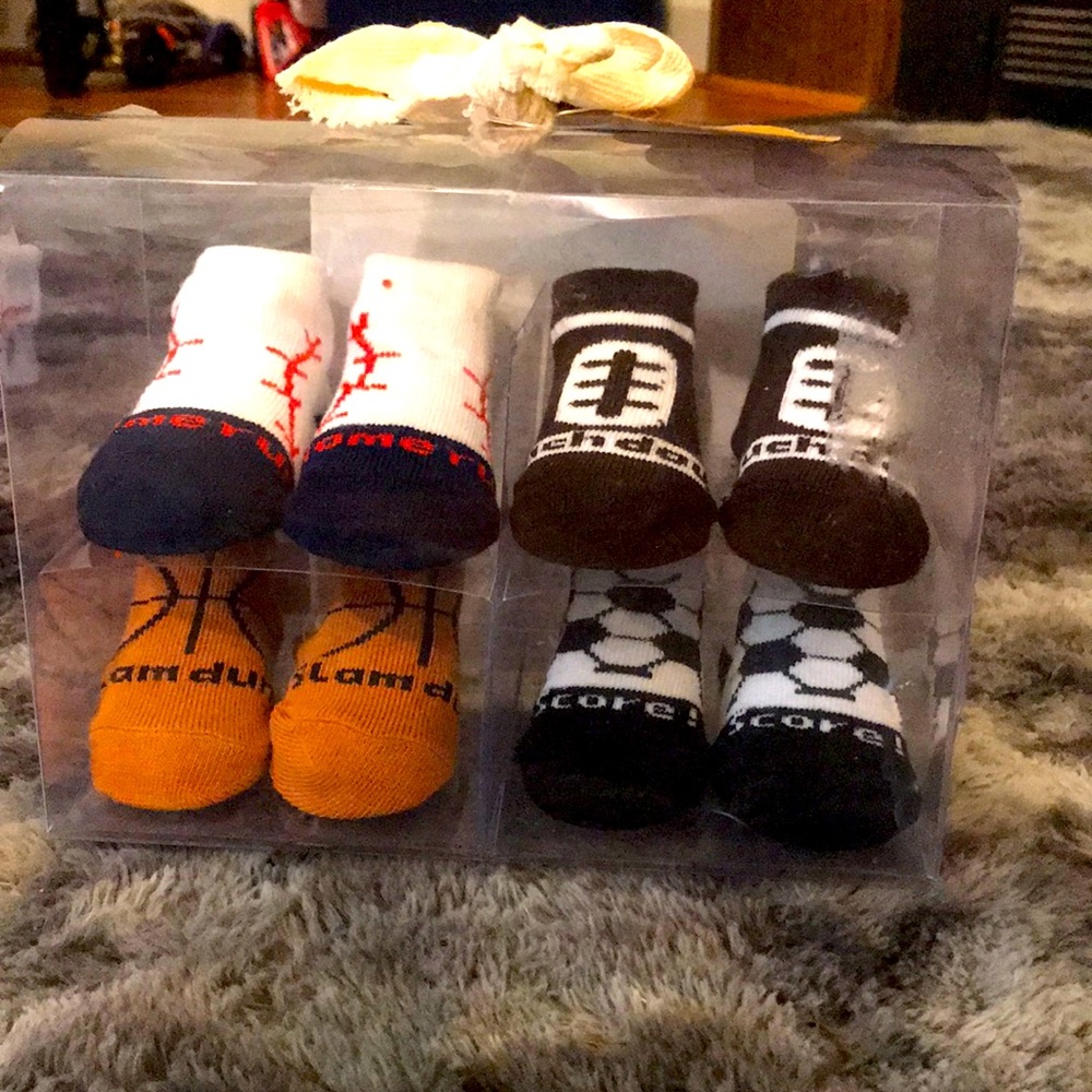 Baby Essential 4 pairs of socks and 0-6 months